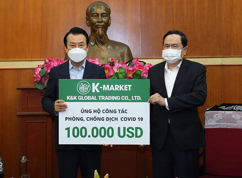 Thêm nhiều tiền, hiện vật ủng hộ phòng, chống Covid-19