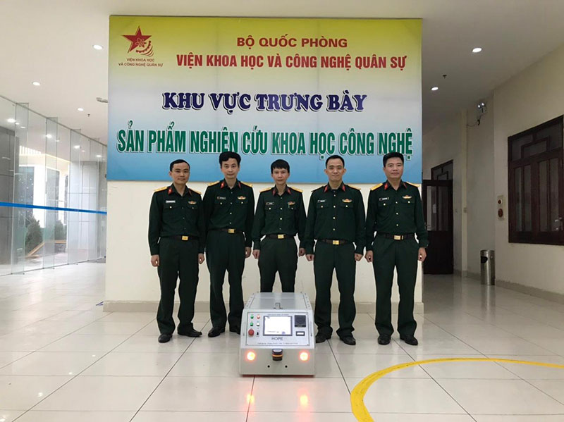 Chế tạo thành công Robot vận chuyển trang bị y tế phục vụ phòng chống dịch Covid-19

