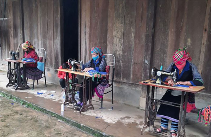 Phụ nữ Yên Bái : 4 ngày may hơn 10 vạn khẩu trang phát miễn phí

