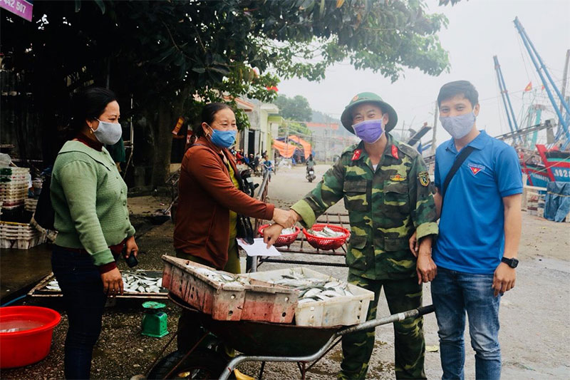 Cùng góp sức đẩy lùi dịch bệnh

