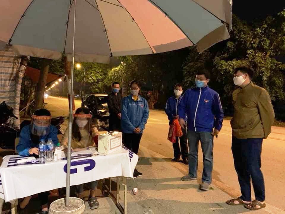 Thanh niên tình nguyện trực xuyên đêm nơi cửa ngõ Thủ đô


