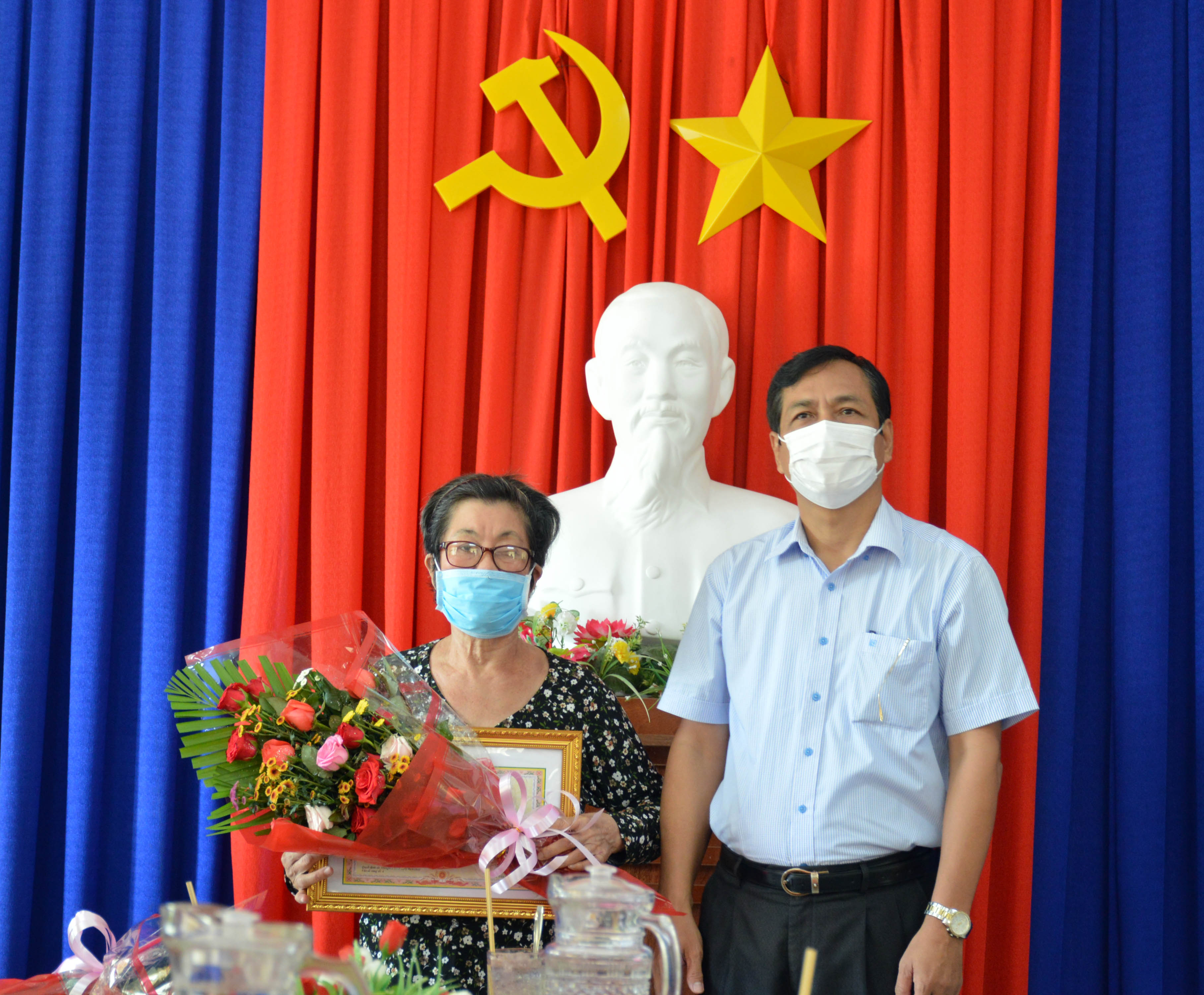 Trao bằng khen tặng 5 cụ bà ủng hộ phòng, chống Covid-19


