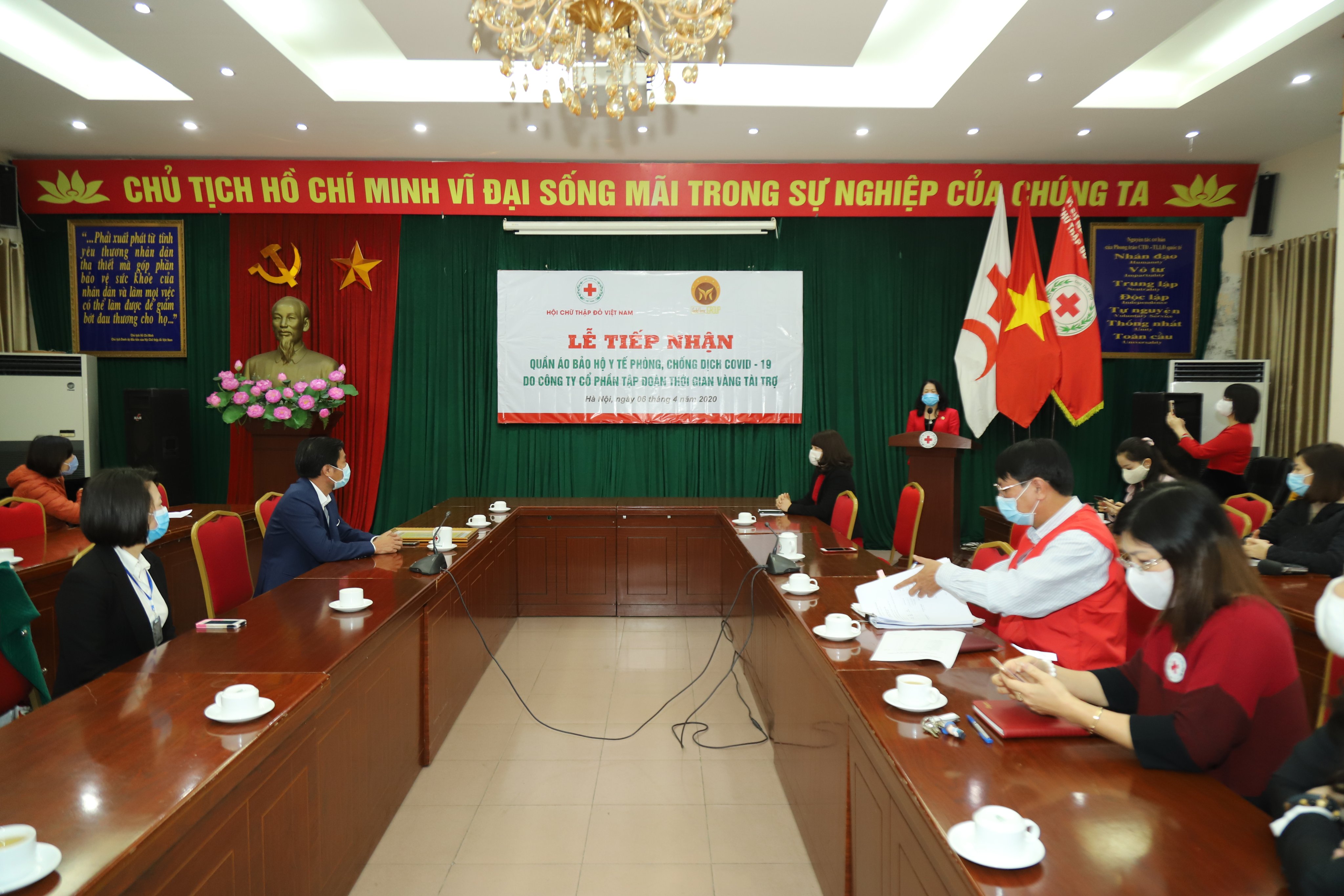 Trung ương Hội Chữ thập đỏ Việt Nam tiếp nhận hơn 5.000 bộ quần áo bảo hộ y tế phòng, chống dịch Covid-19