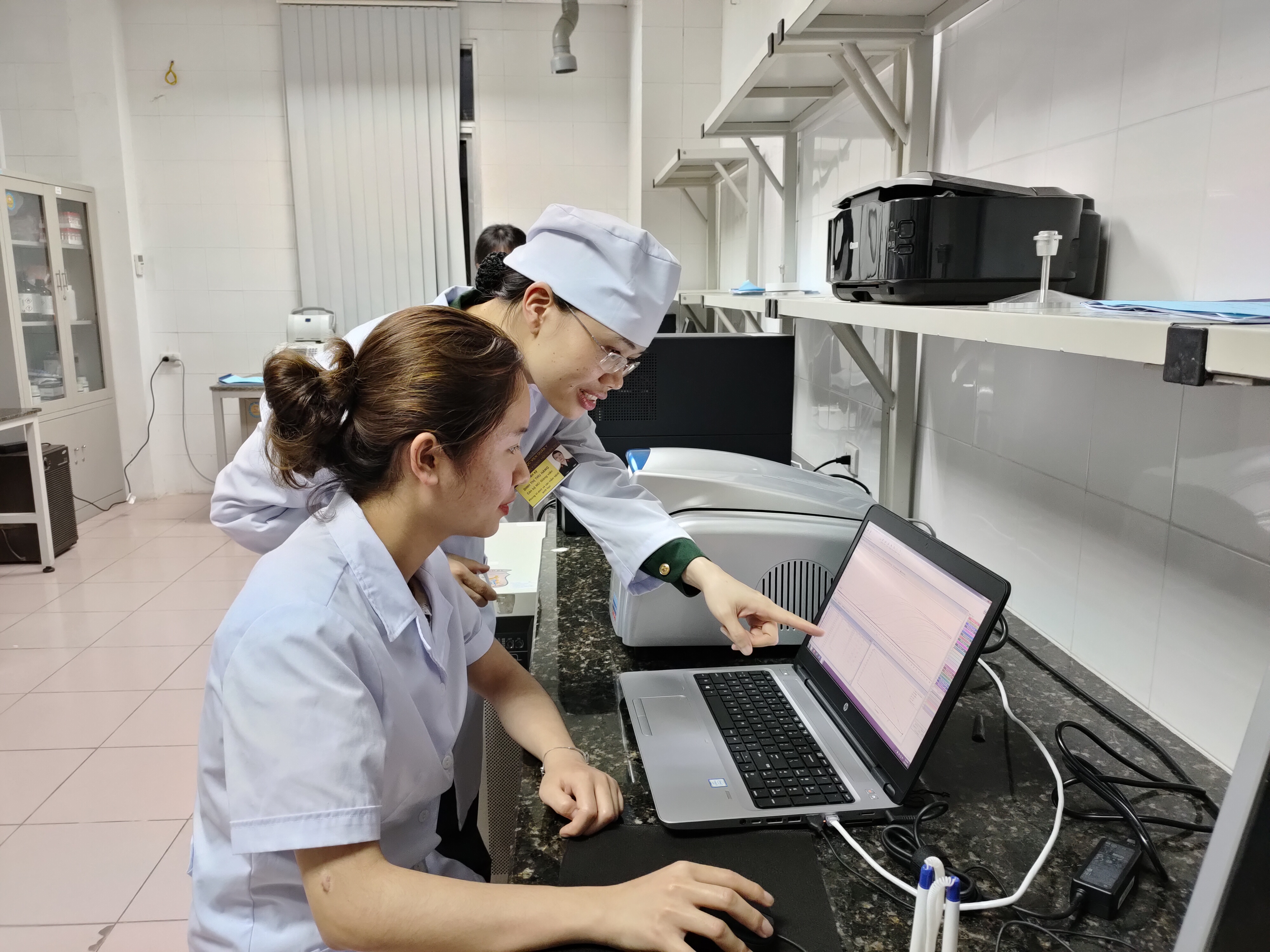 Bài 2: Những bóng hồng đón xuân trong phòng thí nghiệm