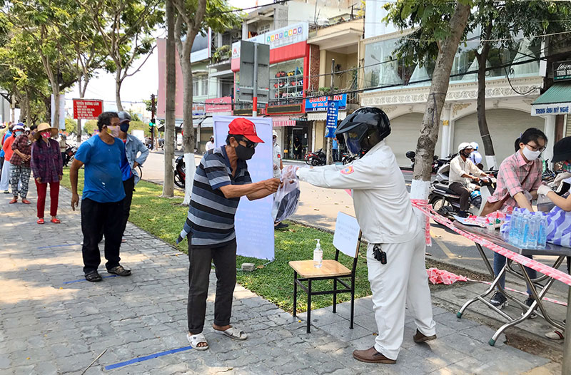 Ấm lòng những suất cơm giữa mùa dịch

