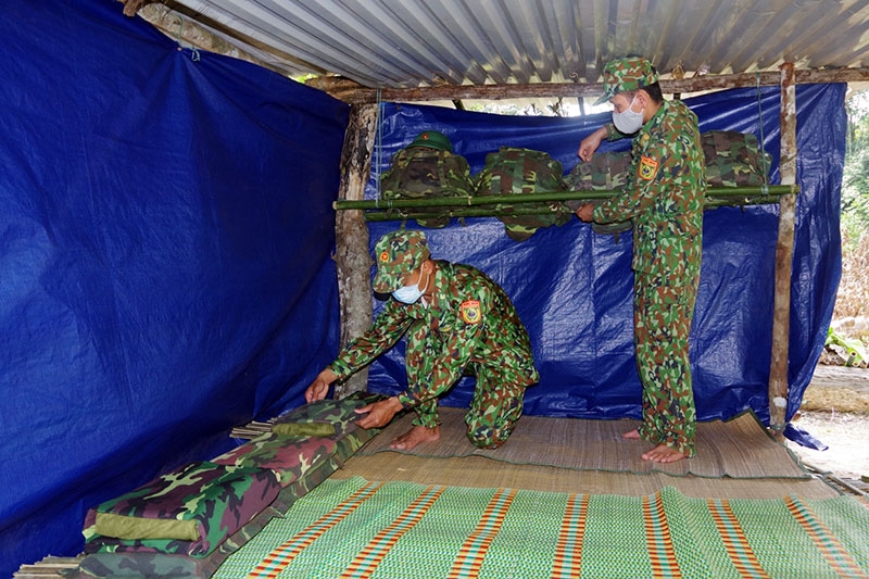 Nơi ở của lực lượng cắm chốt Đồn Biên phòng A Nông, mặc dù lán trại tạm bợ, nhưng nội vụ luôn gọn gàng ngăn nắp.