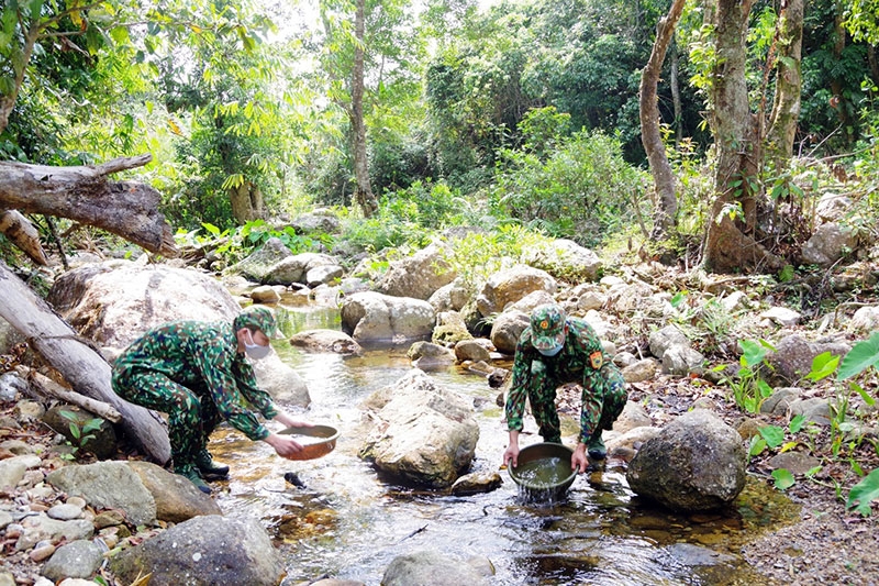 Hằng ngày anh em thay nhau lấy nước suối về để đảm bảo phục vụ nước sinh hoạt cho tổ cắm chốt.