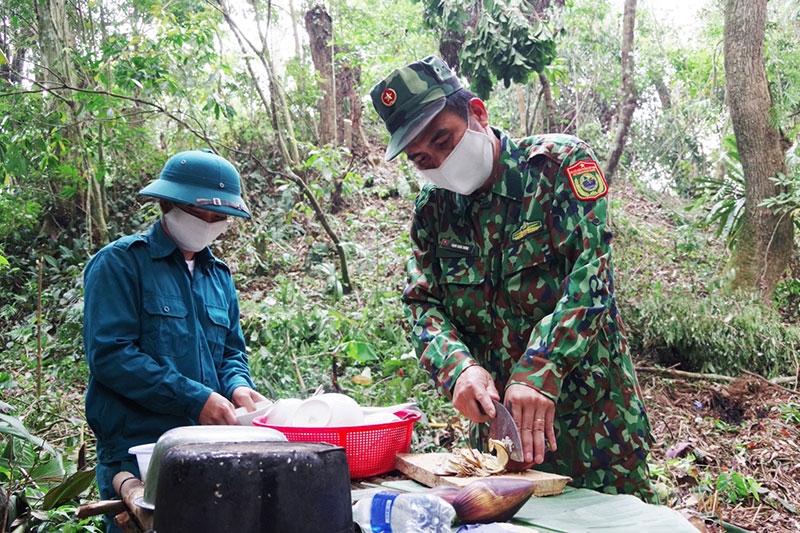 Búp chuối rừng một món ăn dân dã tại chỗ, được các anh cải thiện bữa ăn cho tổ cắm chốt.