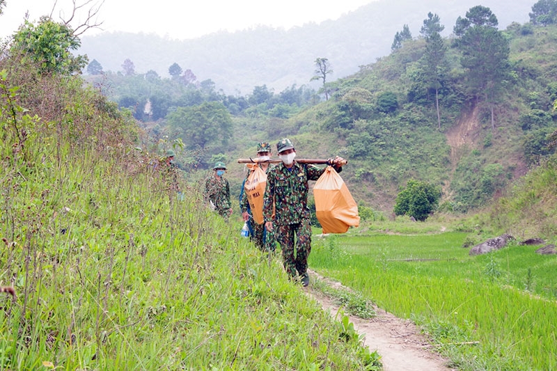Chia sẻ khó khăn với đồng đội, các đồn biên phòng cử cán bộ tiếp tế lương thực, thực phẩm đảm bảo kịp thời nhu yếu phẩm cần thiết cho anh em trực chốt.