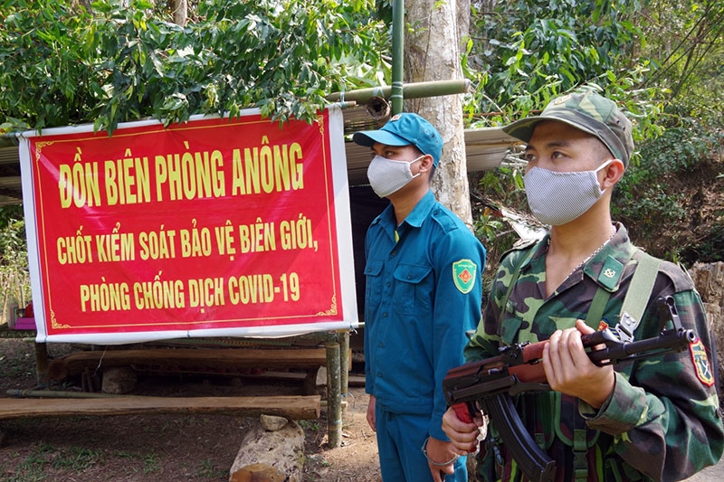 Các anh luôn vững tay súng ngày đêm bảo vệ biên giới và phòng chống dịch bệnh Covid-19 tại khu vực cắm chốt của Đồn Biên phòng A Nông.