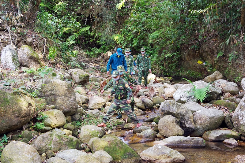 Trèo đèo, lội suối tuần tra, kiểm soát chặt chẽ, giám sát biên giới 24/24 giờ, không để cho người dân qua lại biên giới trái phép nhằm ngăn chặn sự lây lan của dịch bệnh Covid-19 vào khu vực biên giới.