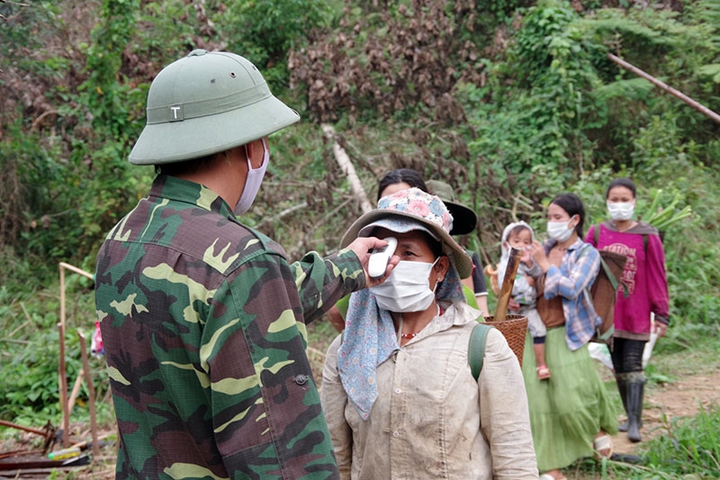 Kiểm soát, đo thân nhiệt người dân qua lại khu vực biên giới tại điểm chốt của Đồn Biên phòng Ga Ry.