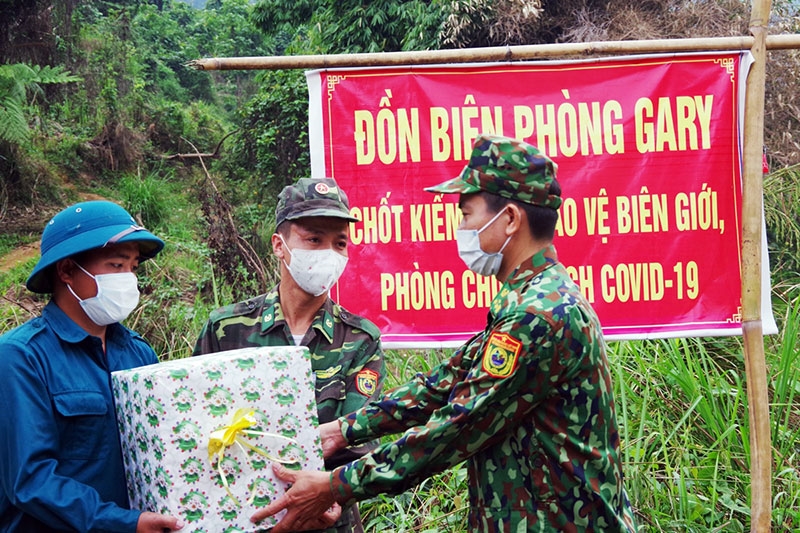 Thượng tá Hoàng Văn Mẫn, Chính ủy BĐBP tỉnh Quảng Nam tặng quà, động viên lực lượng Biên phòng và dân quân đang thực hiện nhiệm vụ cắm chốt của Đồn Biên phòng Ga Ry.