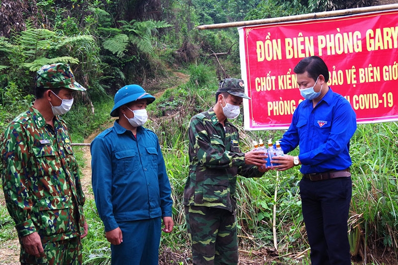 Đồng chí Nguyễn Văn Hợi, Bí thư Đoàn khối các cơ quan của tỉnh Quảng Nam trao nước rửa tay sát khuẩn, khẩu trang tặng tổ cắm chốt Đồn Biên phòng Ga Ry.
