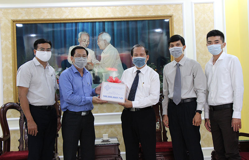 Thành phố Hồ Chí Minh tiếp nhận hơn 73,7 tỷ đồng hỗ trợ phòng chống dịch Covid-19

