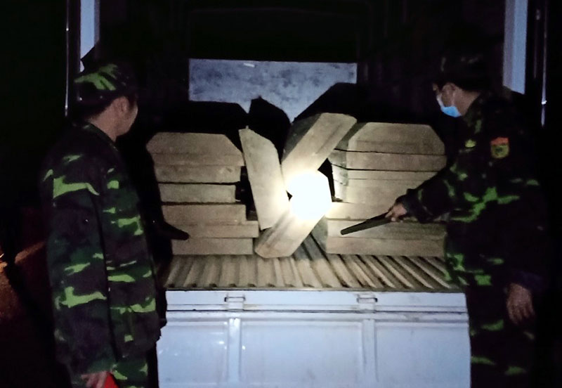 Bộ đội Biên phòng Thừa Thiên Huế bắt giữ xe tải vận chuyển 17 phách gỗ trái phép

