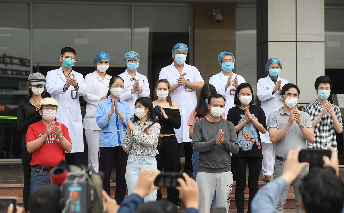 Niềm vui của những bệnh nhân mắc Covid-19 được ra viện

