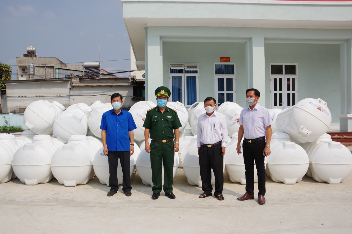 Tiếp nhận bồn chứa nước và khẩu trang y tế từ các doanh nghiệp hỗ trợ phòng, chống dịch Covid-19

