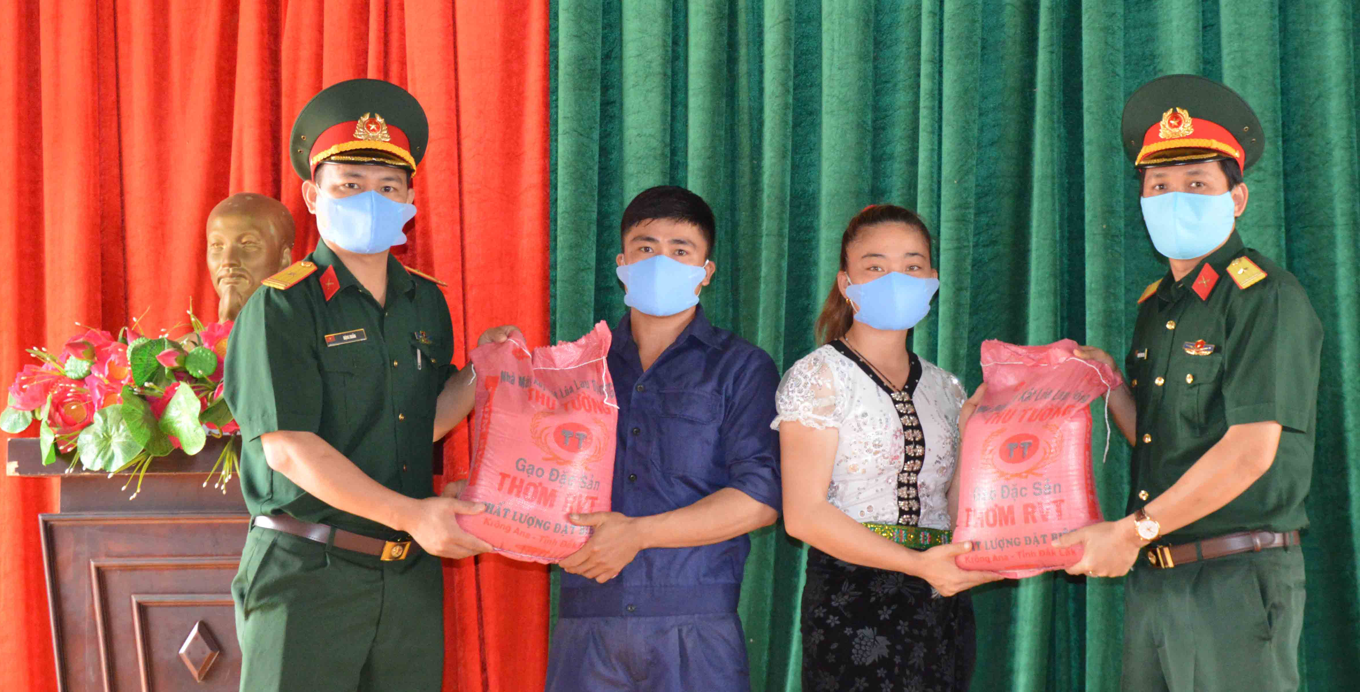 Hỗ trợ lương thực, khẩu trang y tế cho nhân dân phòng, chống dịch bệnh