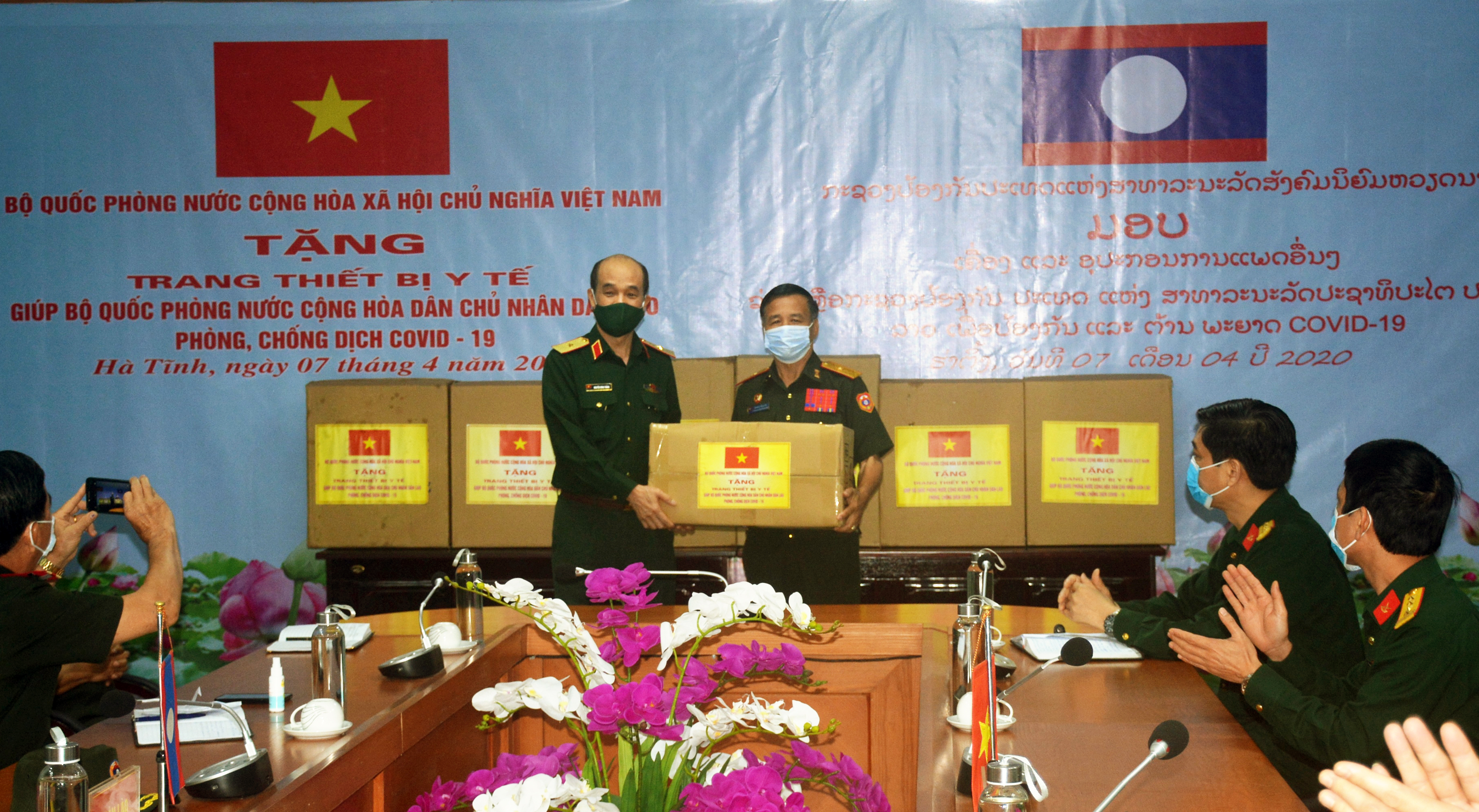 Trao thiết bị y tế tặng Bộ Quốc phòng nước Cộng hòa dân chủ Nhân dân Lào phòng, chống dịch Covid-19