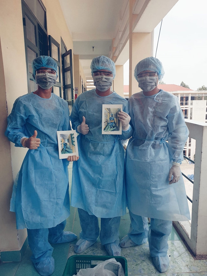 Các chiến sĩ trong khu cách ly được tác giả tặng lại những bức ký họa.