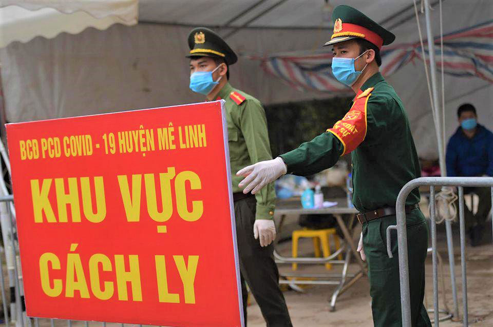 Ban Chỉ huy quân sự huyện Mê Linh tham gia chốt trực tại Hạ Lôi