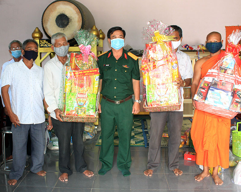 Bộ CHQS tỉnh Tây Ninh thăm, chúc Tết cổ truyền Chôl Chnăm Thmây

