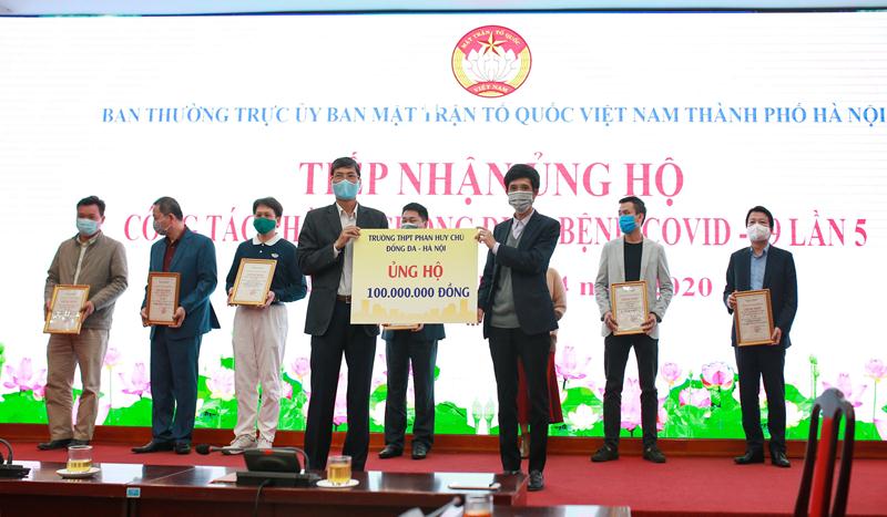 Trường Trung học phổ thông Phan Huy Chú ủng hộ 100 triệu đồng chống Covid-19

