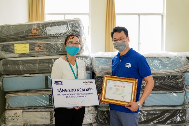 Tặng đệm cho bệnh viện, doanh nghiệp chung tay chống Covid-19

