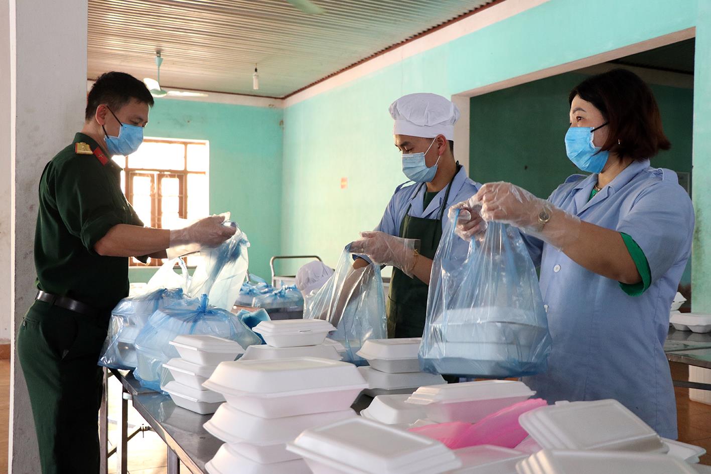  Những “bóng hồng” trong khu cách ly

