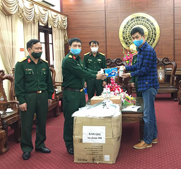 Trao tặng vật tư, thiết bị ủng hộ phòng, chống dịch Covid-19