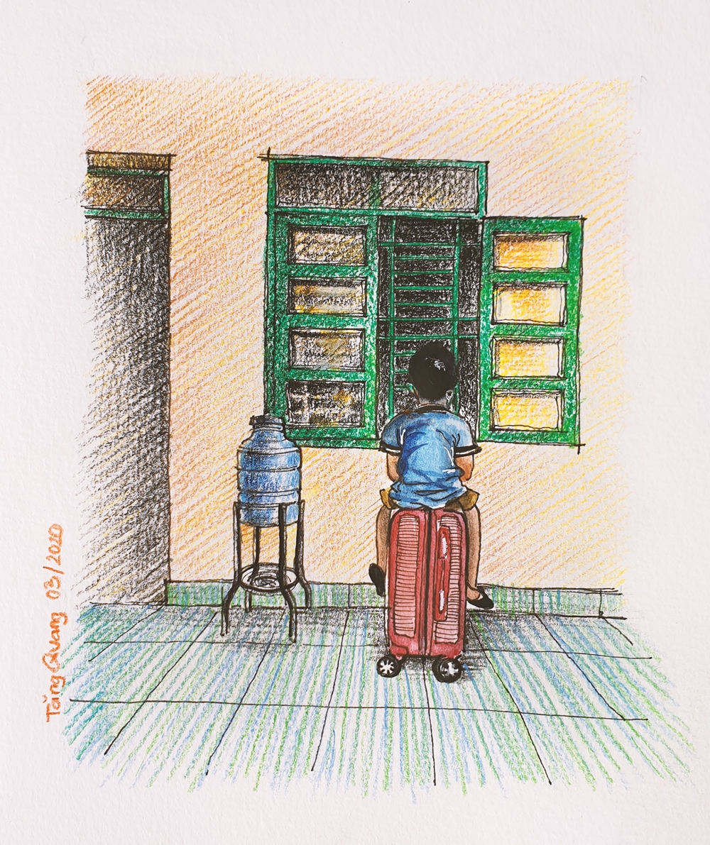 Một em bé trong khu cách ly, sáng sáng kéo vali ra ngồi bên bệ cửa sổ, vừa phơi nắng vừa xem hoạt hình.