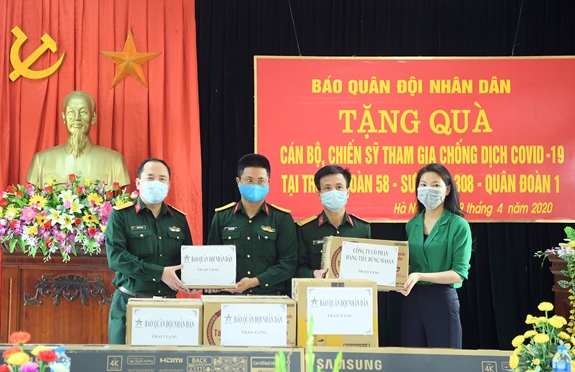 Báo Quân đội nhân dân và đơn vị đồng hành trao vật tư y tế tặng Trung đoàn 58
