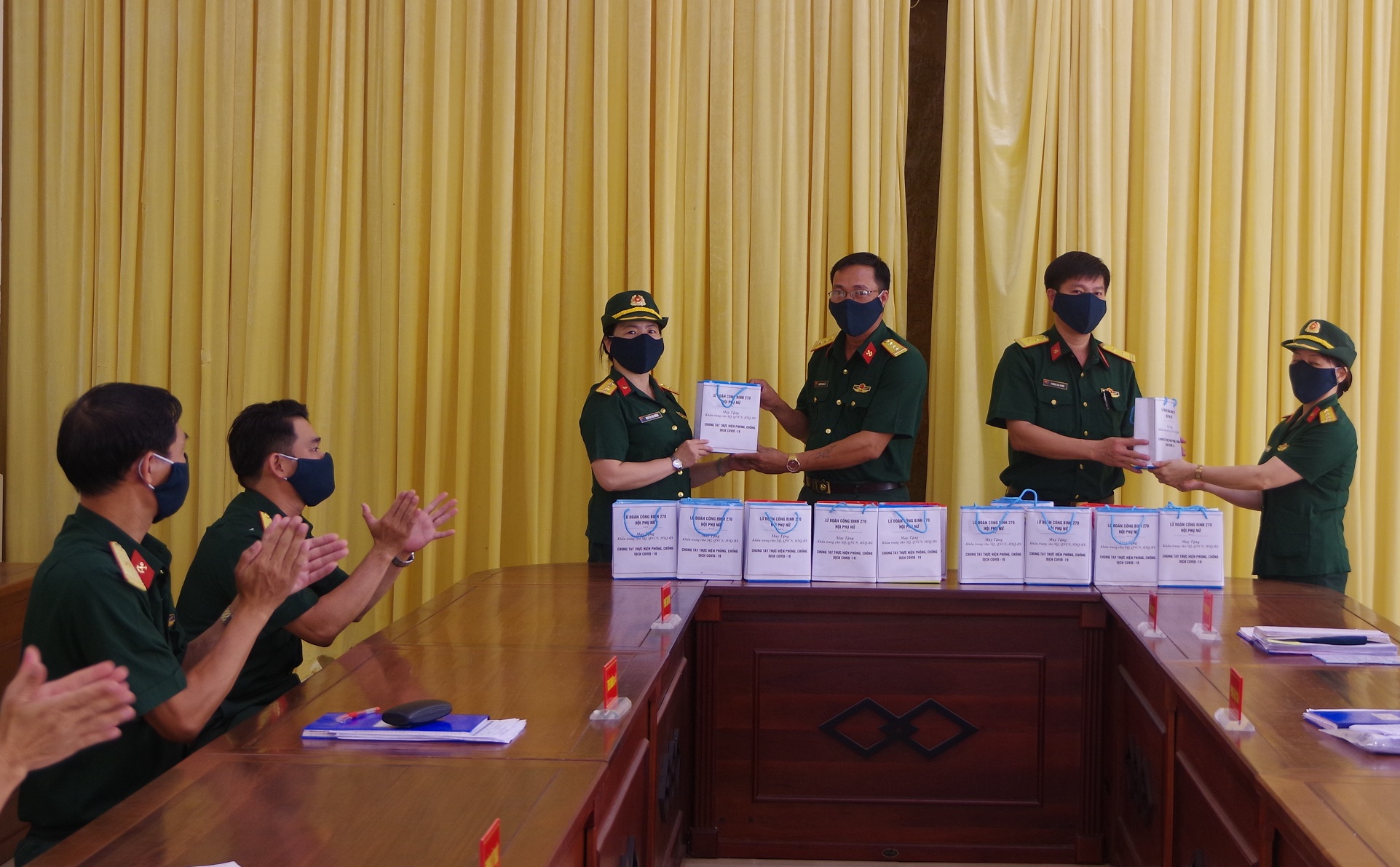 Hội Phụ nữ các đơn vị trao phương tiện phòng hộ, khẩu trang tặng cán bộ, chiến sĩ tham gia phòng, chống Covid-19 