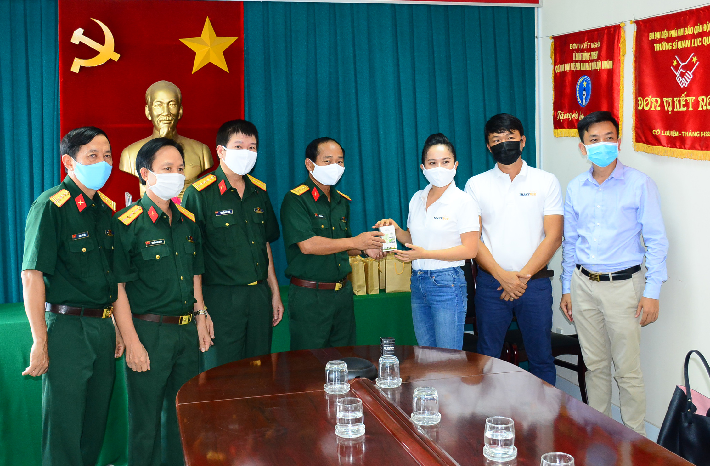 Báo Quân đội nhân dân tiếp nhận bộ dược phẩm tăng cường sức khỏe cho lực lượng phòng, chống dịch Covid-19