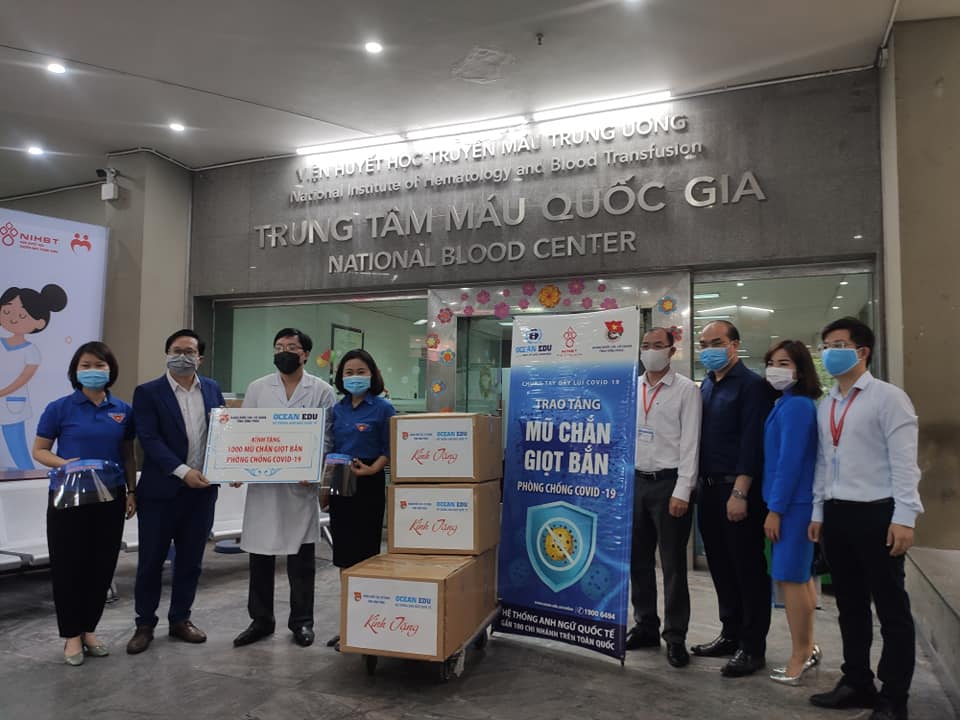Trao 1.000 mũ chắn giọt bắn tặng y sĩ, bác sĩ Viện Huyết học - Truyền máu Trung ương