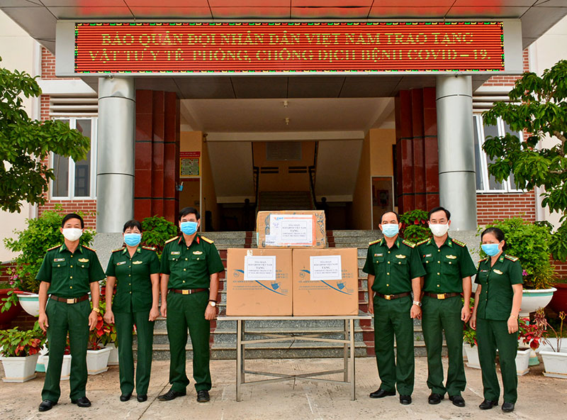 Báo Quân đội nhân dân tặng các đơn vị vật tư y tế để phòng, chống dịch Covid-19