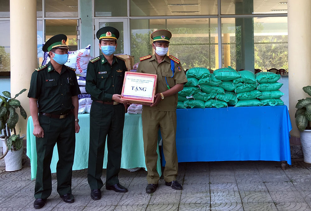 Hỗ trợ vật tư y tế và nhu yếu phẩm cho lực lượng chức năng và nhân dân Lào