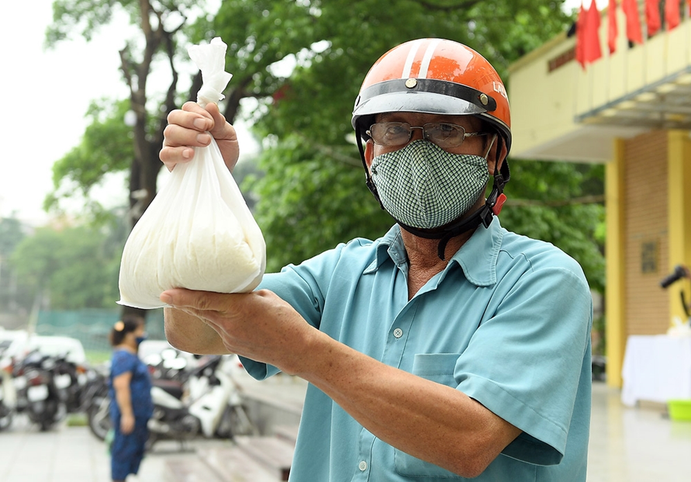 Ông Hà Đắc Chế, tổ 25, phường Nghĩa Tân, Cầu Giấy chia sẻ: Việc nhà hảo tâm tặng gạo người nghèo, người có hoàn cảnh khó khăn như chúng tôi là rất quý, bởi cuộc sống những người lao động chân tay, hay buôn bán nhỏ lẻ dịp này rất khó khăn.