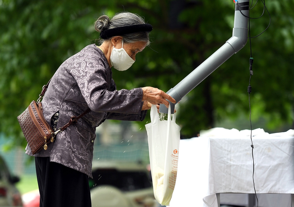 Bà Đào Thị Lý, 78 tuổi sống tại khu tập thể Nghĩa Tân, Cầu Giấy cùng người con gái đang phải chạy thận hằng tháng. Nhà có 5 người, thì 2 người con bị tâm thần nên cuộc sống rất éo le.