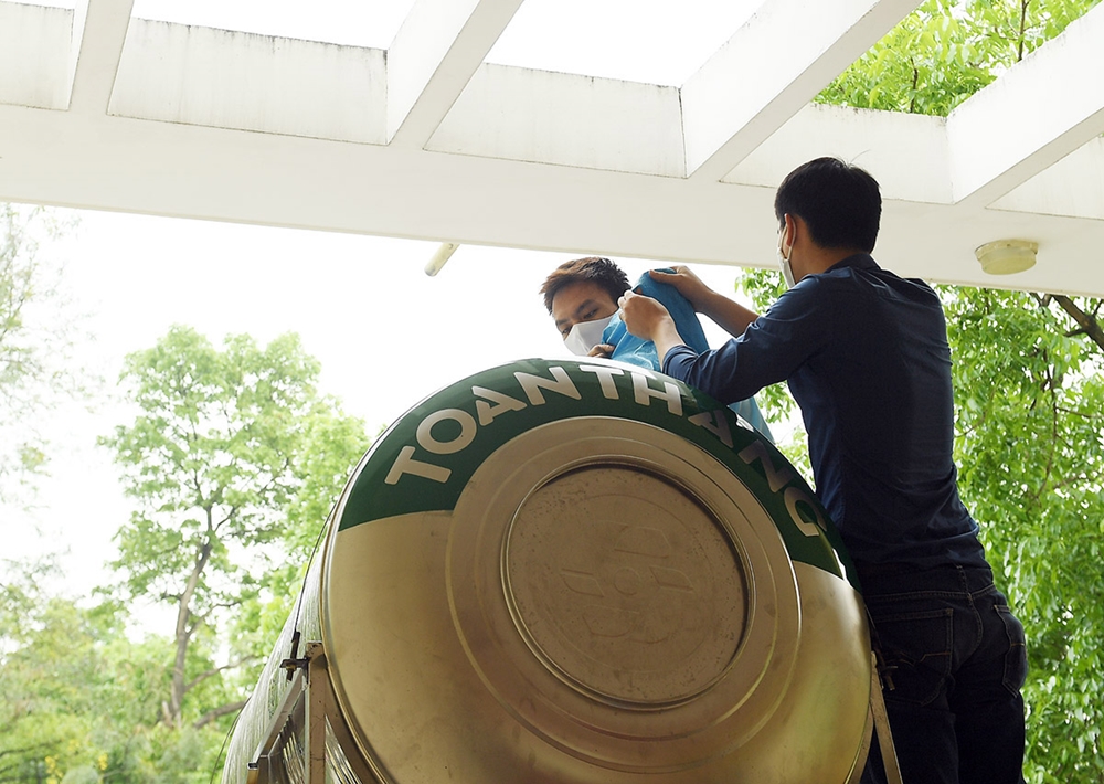 Cơ chế hoạt động của “máy ATM gạo” khá đơn giản, gồm 1 bồn chứa gạo để trên cao và có đường ống dẫn xuống, trên đường ống có gắn bộ phận cảm biến để xả gạo.
