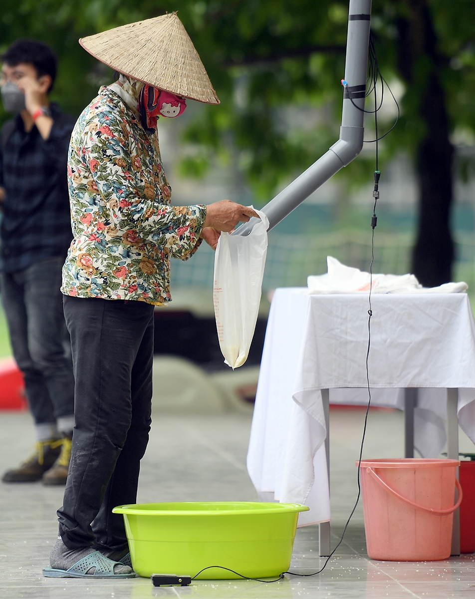 Bà Trần Thị Lành nhận gạo từ “máy ATM” của chương trình. Bà cho biết 3kg gạo đủ cho cuộc sống của bà một tuần.