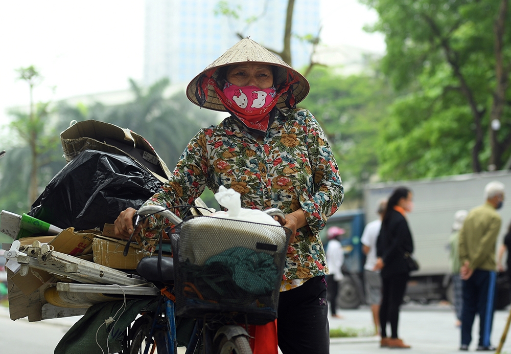 Bà Trần Thị Làn, 62 tuổi quê ở Xuân Trường (Nam Định) nghẹn ngào luôn miệng nói: “Cảm ơn Đảng, ơn Chính phủ và các anh chị, tôi đang điều trị ung thư 8 tháng nay, hàng ngày đi nhặt rác, ve chai kiếm sống. Hôm nay tôi đi nhặt ve chai qua đây thấy có cho gạo thì vào xin…”