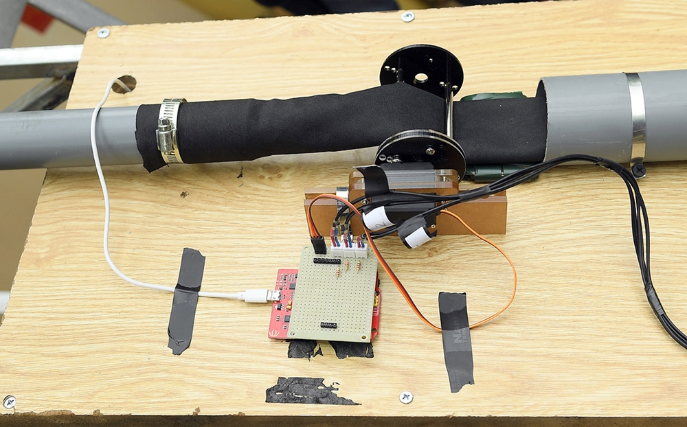 Bộ phận cảm biến được lập trình khi có người đến lấy gạo chỉ cần đạp nhẹ lên bàn đạp, máy sẽ tính toán xả ra 3kg mỗi lần. Nhóm thiện nguyện cải tiến phương pháp là dùng bàn đạp thay vì nút bấm hạn chế việc lây lan dịch bệnh Covid-19