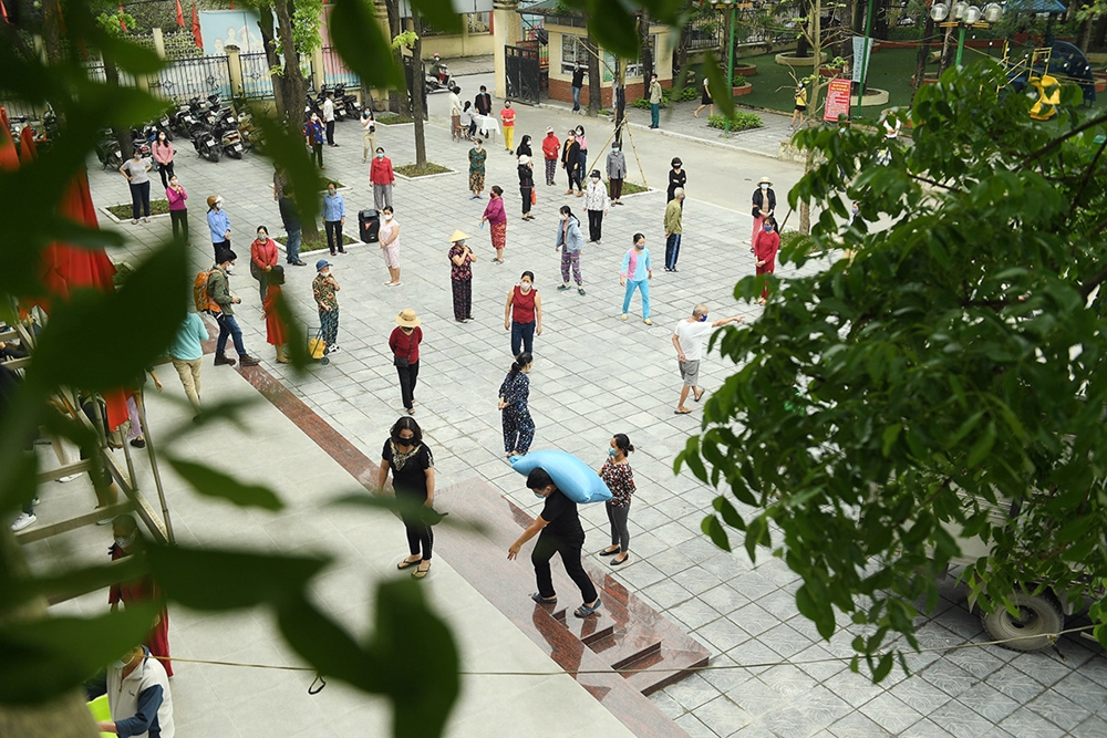 Chương trình “Máy ATM gạo” đang được triển khai tại Nhà văn hóa phường Nghĩa Tân, máy hoạt động phục vụ người nghèo từ 8 giờ 30 phút đến 18 giờ hàng ngày. Ông Hùng trưởng nhóm thiện nguyện mong muốn sẽ lắp đặt thêm được nhiều điểm tặng gạo như thế này trên địa bàn Hà Nội.