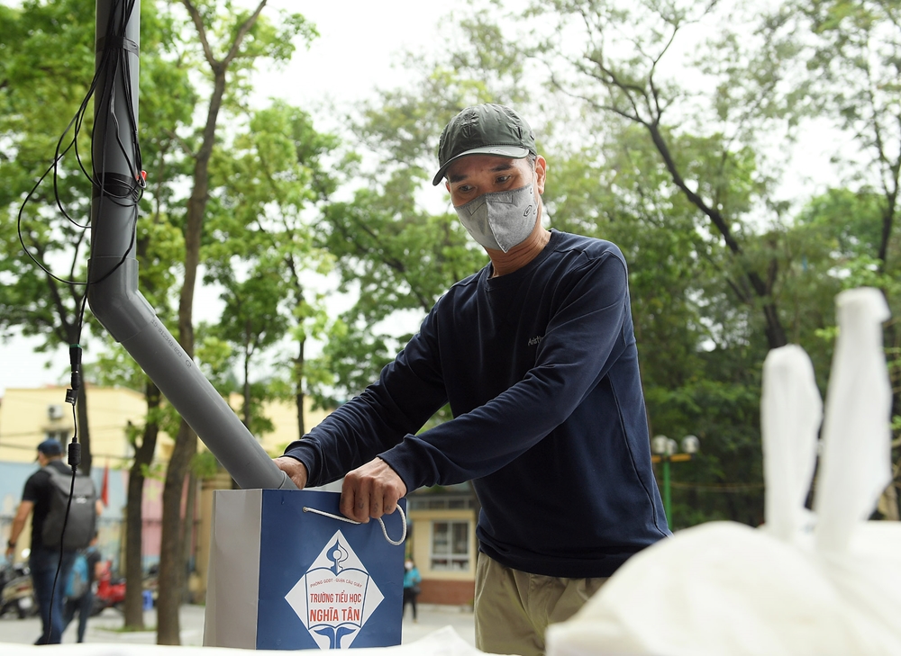 Người dân được tuyên truyền tự mang túi thân thiện với môi trường để đến nhận gạo. Trường hợp nếu ai không có túi nhóm thiện nguyện có sẵn túi phát cho người dân.