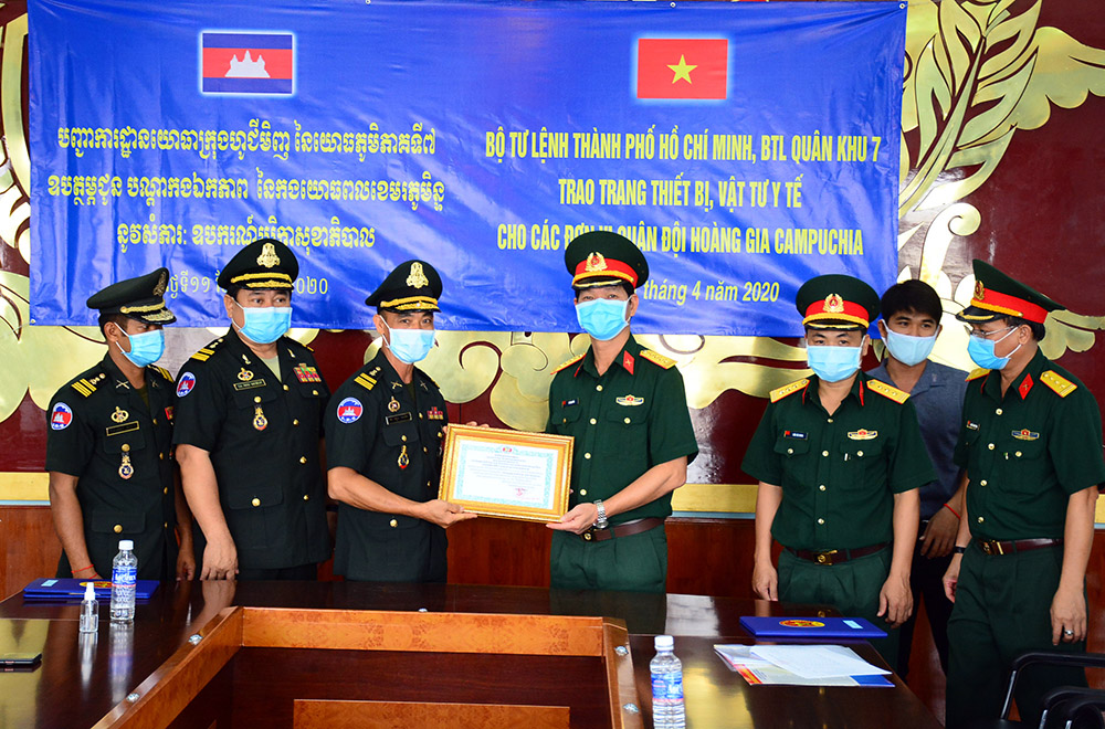 Trao vật tư y tế phòng, chống dịch Covid-19 tặng một số đơn vị Quân đội Hoàng gia Campuchia