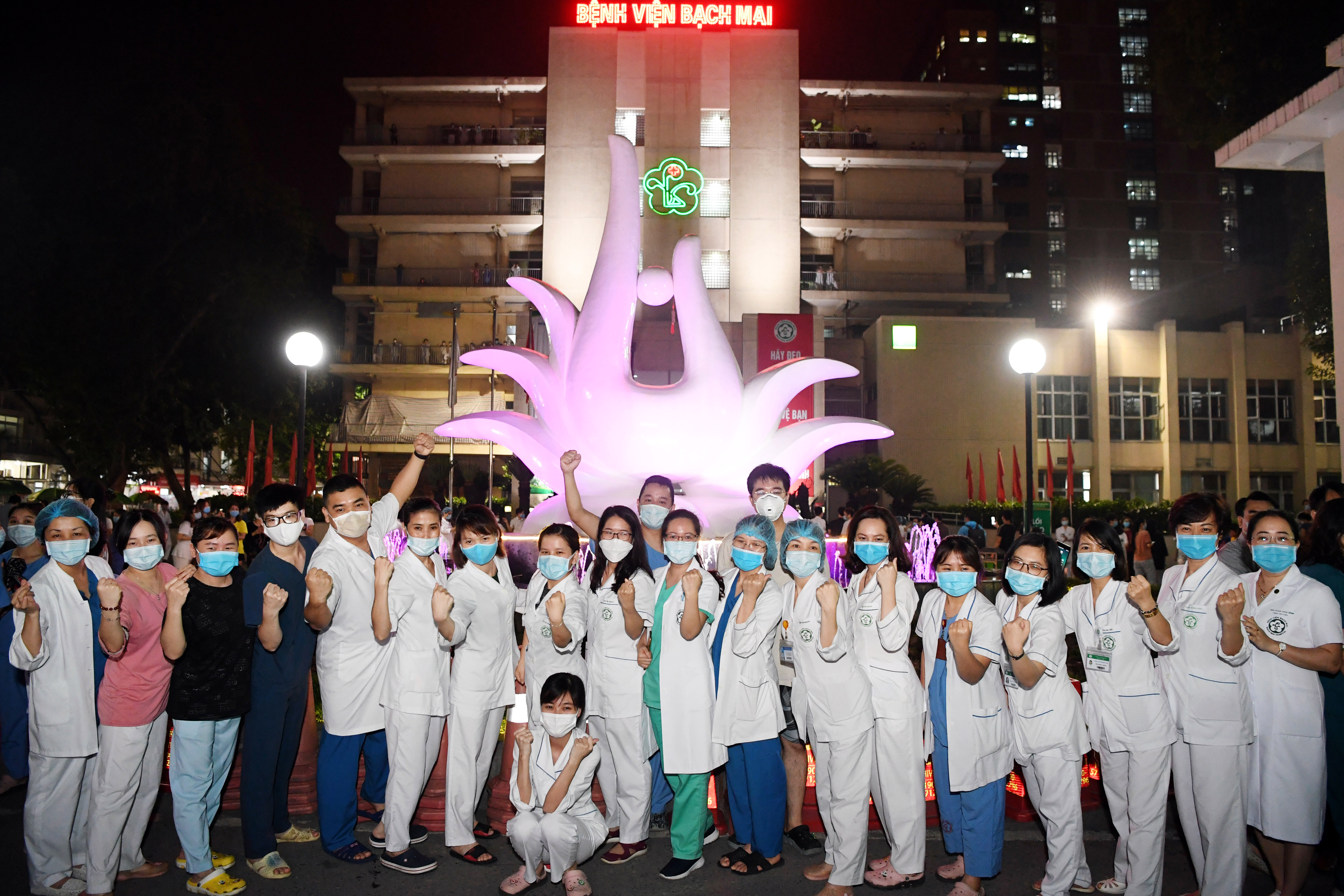 Bệnh viện Bạch Mai vỡ òa khi gỡ lệnh cách ly