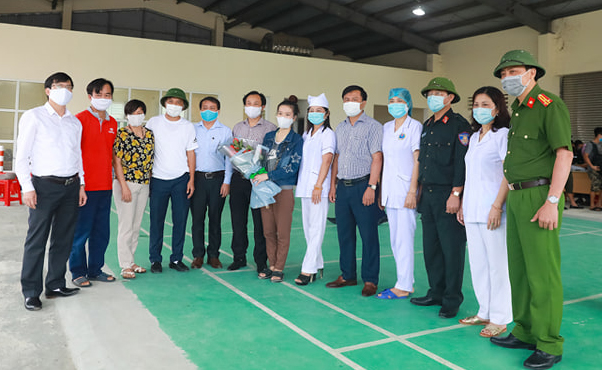 Hà Tĩnh trao giấy chứng nhận hoàn thành cách ly y tế cho 368 công dân