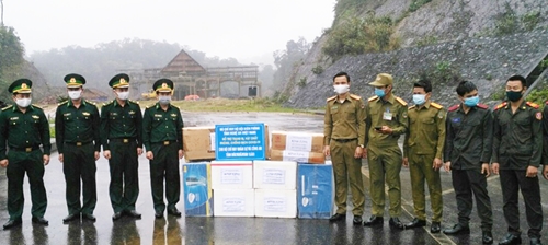 Biên phòng Nghệ An trao quà phòng, chống dịch Covid-19 tặng nước bạn Lào